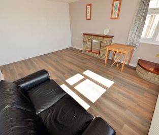 2 bedroom Flat in Queenswood Drive, Leeds - Photo 6