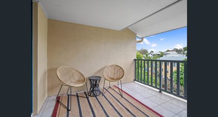 Well-Presented Unit Offering Comfort and Convenience - Photo 4