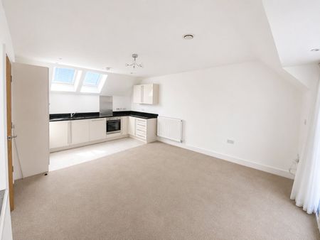 Redwood Drive, Epsom, Surrey, KT19 8FL - Photo 2