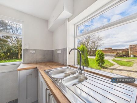 2 bedroom semi-detached house to rent - Photo 5