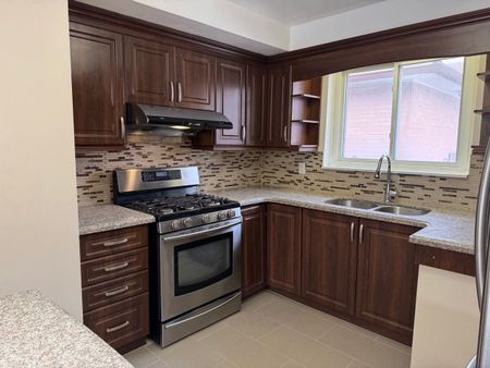 For Lease - 15 Vange Crescent, Toronto, Ontario - Photo 2