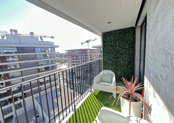 Apartamento T1 mobilado em Miraflores com Vista de Rio, a estrear