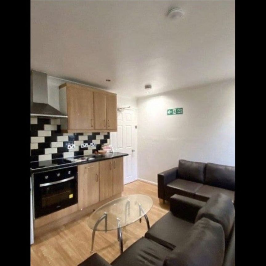 Room in a Shared Flat, Wharncliffe House, SW15 - Photo 1