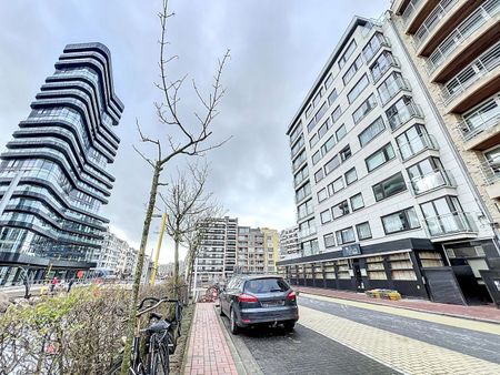 Prachtig gelegen, zeer goed georiënteerd hoekappartement met zicht op zee over het Heldenplein. - Foto 4