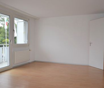 "grosszügige, moderne 3.5-Zimmer-Wohnung mit grossem Balkon" - Photo 1