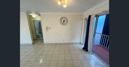 Spacious two bedroom apartment in perfect location! Very close to local shopping area and the train station. - Photo 2