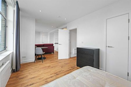 A newly refurbished studio apartment in a convenient City location - Photo 3