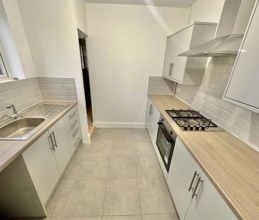 2 bedroom end of terrace house to rent - Photo 2