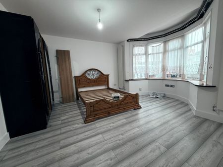 Three bedroom ground floor flat close to Redbridge Station-£2600 - Photo 4