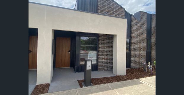 Brand New Family Home in WOLLERT! - Photo 1