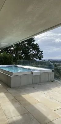 Exklusives Terrassen-Apartment mit Pool und Weitblick - Photo 1
