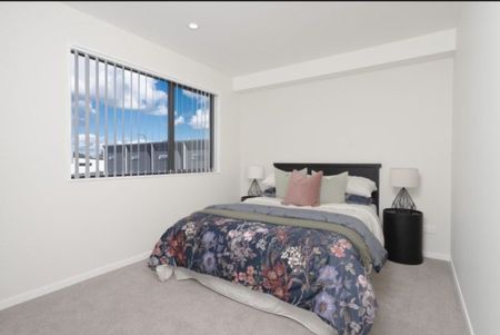 MANGERE BRIDGE, 3 BEDROOMS - Photo 2
