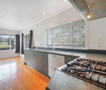 Stunning Family Home in Buckland Beach - Photo 2