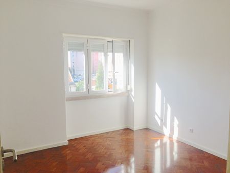 APARTAMENTO T2 NA VITOR HUGO, AREEIRO - NASCENTE / SUL / VARANDA - Photo 5