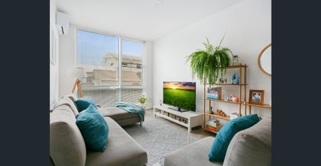 Beautiful Ground Floor Unit - Photo 3