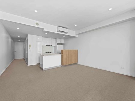 Stylish Top-Floor Apartment with Park Views & Rooftop Amenities - Photo 2