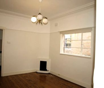 Art-Deco Top-Floor Two-Bedroom Apartment in Haberfield - Photo 3