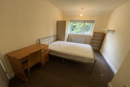 4 bedroom semi-detached house to rent - Photo 4