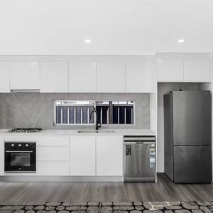 NEAT & TIDY TWO BEDROOM GRANNY FLAT! - Photo 2