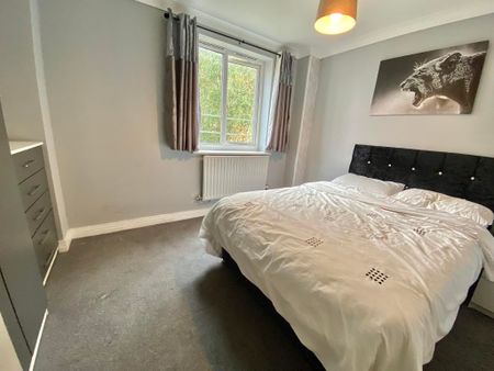 Beautiful 5 bed property overlooking All Saints Park - Photo 3