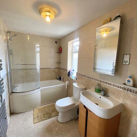 1 bedroom in a house share to rent - Photo 4