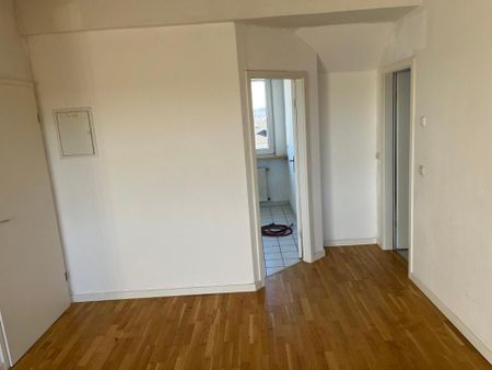 Schöne helle Dachgeschosswohnung zu mieten - Photo 2