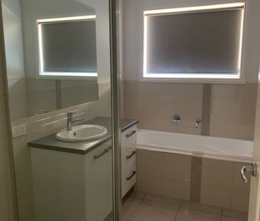 Modern and low maintenance - Photo 4