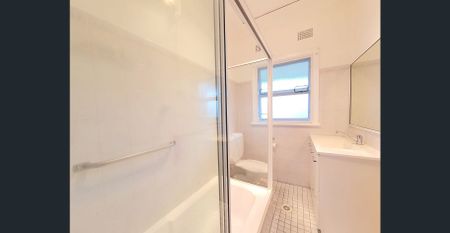 Neat Family Home - Photo 5