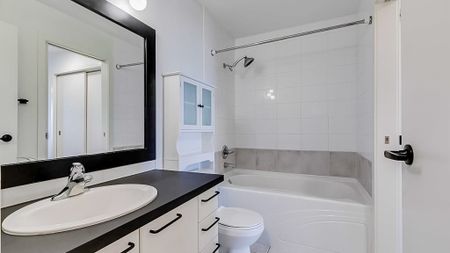 Top Floor Corner Unit | 1 Bed + 1 Bath | Private Balcony | Underground Parking. - Photo 2