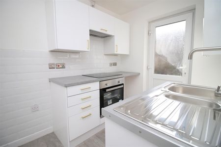 House - Terraced For Rent Whitting Street, Porth - Photo 4