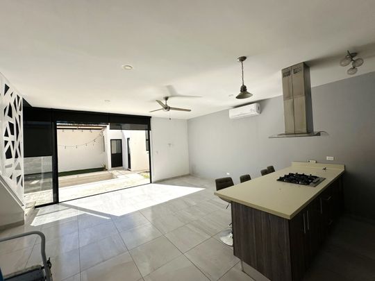 Casa en esquina, con piscina y cuarto de servicio. - Photo 1