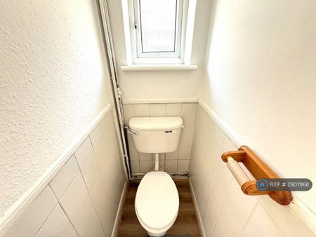 3 bedroom semi-detached house to rent - Photo 4