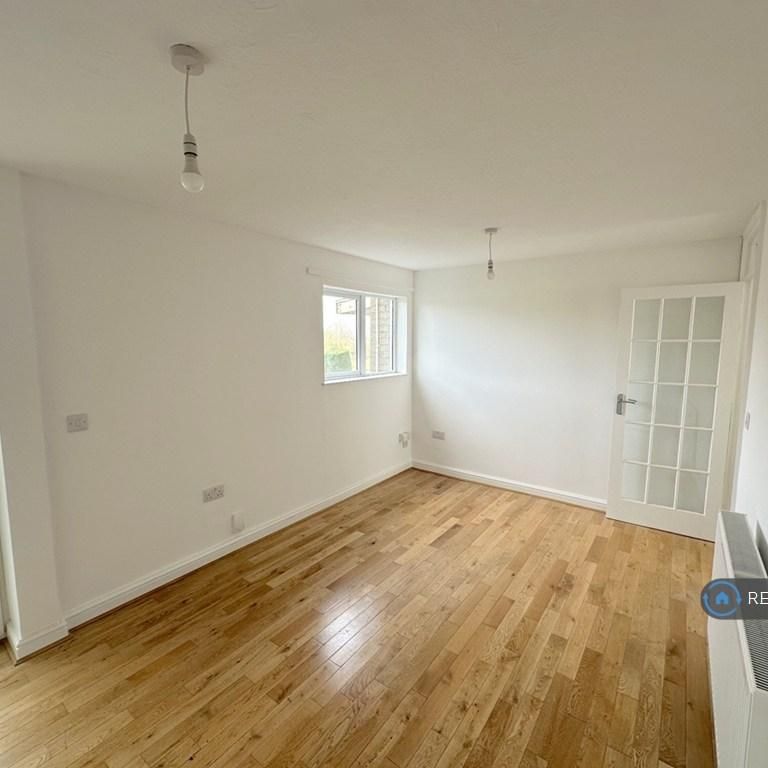 4 bedroom end of terrace house to rent - Photo 1
