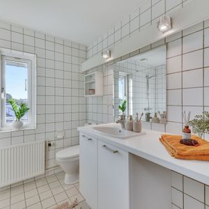 Flyt ind i Thorshammer, et hyggeligt område med byhusstemning, her får du skønne fællesområder med legeplads og gode rammer for et godt fællesskab - Photo 3