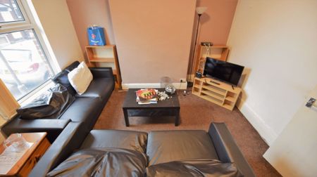 4 bedroom House in Meadow View, Leeds - Photo 3