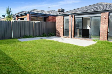 THREE BEDROOM HOME CLOSE TO PUBLIC TRANSPORT - Photo 2