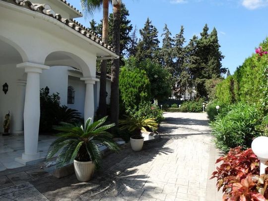 4 bedroom luxury Villa for rent in The Golden Mile, Spain - Photo 1