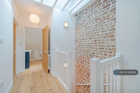 3 bedroom flat to rent - Photo 2