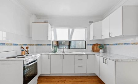 Convenient living in Homebush - Photo 2