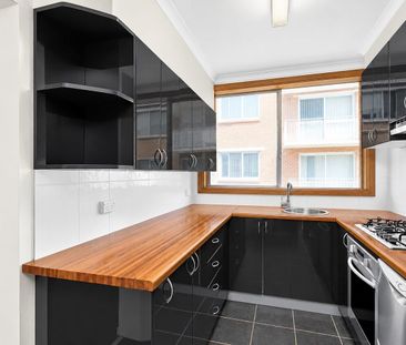 Two bedroom apartment in convenient location - Photo 3
