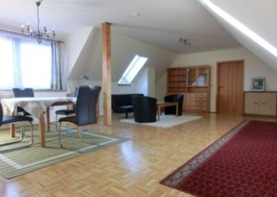 Möblierte 2 Zimmer Dachgeschoss Wohnung in Hauptplatznähe - Photo 2