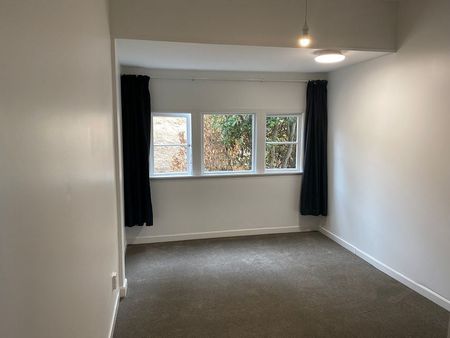 Renovated 5-bedroom home with 2 full bathrooms. - Photo 3