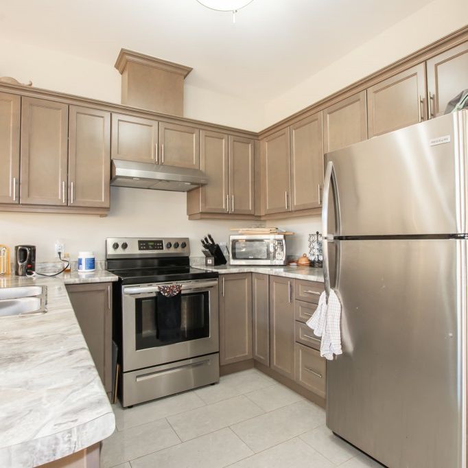 **STUNNING** 3 Bedroom Townhouse in St. Catharines!! - Photo 1