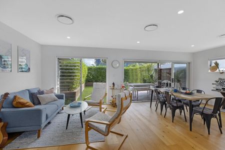 Spacious 3 Bedroom Townhouse - Luxury Living & Ocean Glimpses! - Photo 5