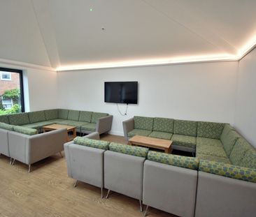 6 Bed Terraced House, Hillside Court, RG1 - Photo 2