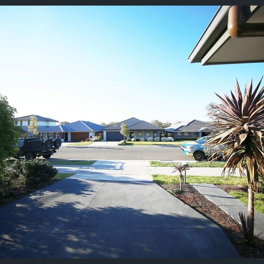 4 Bed Ideal Family Living in a Secure and Convenient Location. - Photo 1