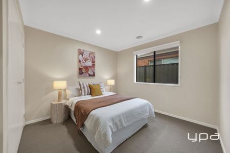 Park Facing 5 Bedroom Family Home! - Photo 4