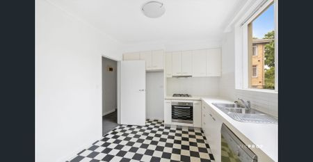 SPACIOUS & CONVENIENT LIVING IN ELWOOD - Photo 2