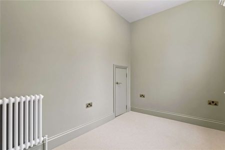 Beautifully renovated, 4 bed house, offering a private patio garden. - Photo 3