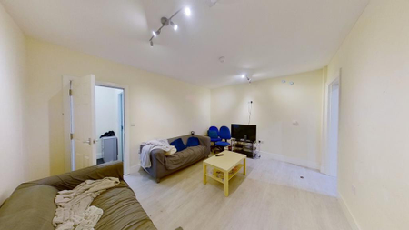 4 bedroom ground floor flat to rent - Photo 2